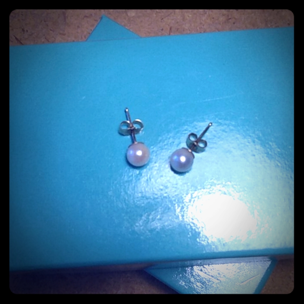 Real Pearl 14 kt Gold Post Stud Earrings